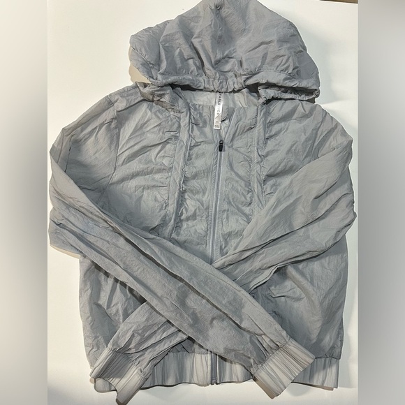 Fabletics Jackets & Blazers - Fabletics Donovan Windbreaker Size M Ultra Lightweight Ruffle Hoodie Jacket